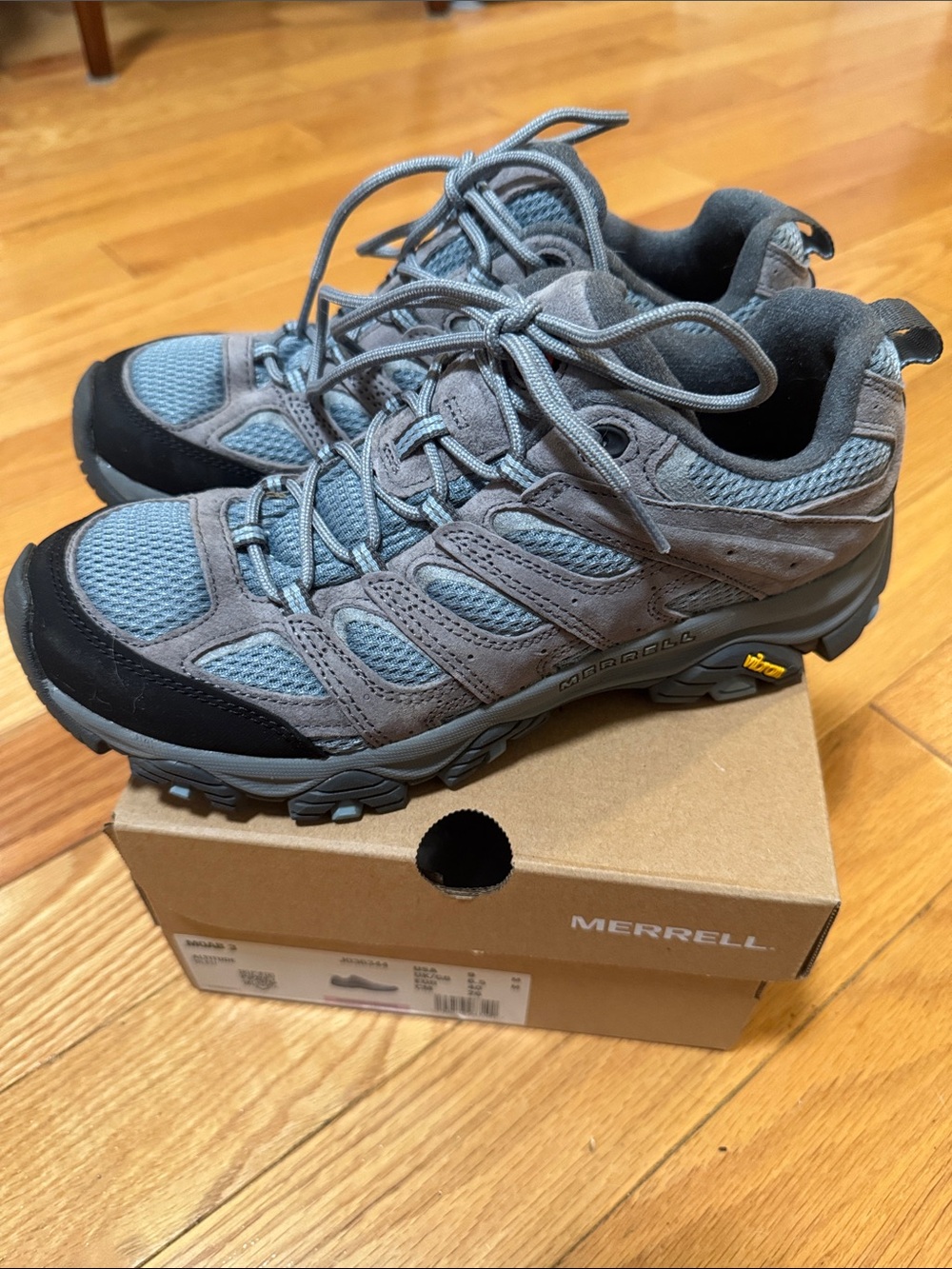 Merrell women’s Moab 3 altitude blue hiking shoes 9 (worn once briefly)